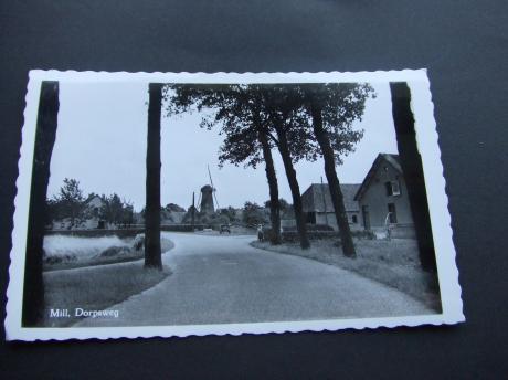 Mill gemeente Mill en Sint Hubert Dorpsweg met oude molen